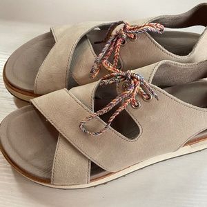 Merrell sandals size 6